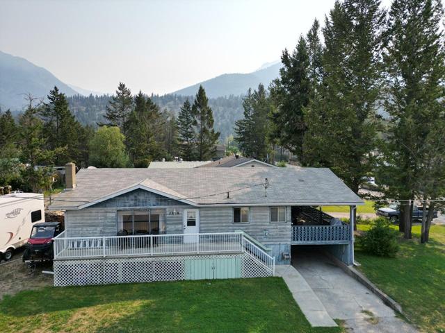 7558 Columbia Avenue, House detached with 4 bedrooms, 2 bathrooms and 2 parking in Radium Hot Springs BC | Image 44