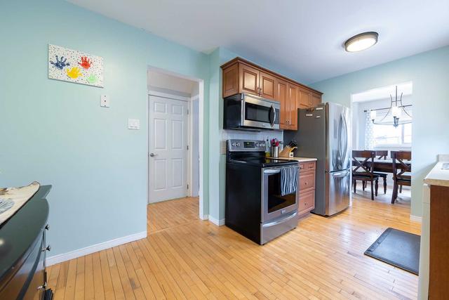 43 Talbot St, House detached with 3 bedrooms, 3 bathrooms and 4 parking in Brampton ON | Image 2
