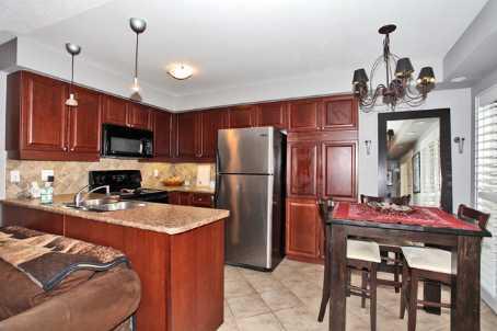 1 - 575 Dundas St W, Townhouse with 2 bedrooms, 2 bathrooms and 2 parking in Mississauga ON | Image 5