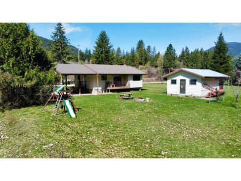 2505 Shoreacres Road, House detached with 3 bedrooms, 2 bathrooms and null parking in Central Kootenay I BC | Card Image
