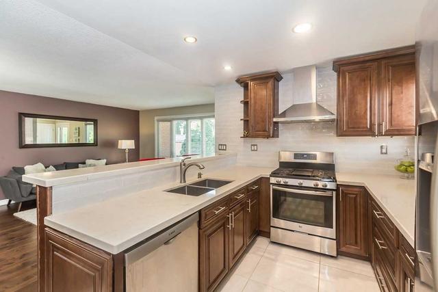 641 Chancery Crt, House detached with 4 bedrooms, 2 bathrooms and 6 parking in Oshawa ON | Image 6
