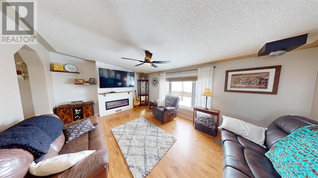 401 9 Avenue, House other with 3 bedrooms, 1 bathrooms and 6 parking in Bassano AB | Image 3