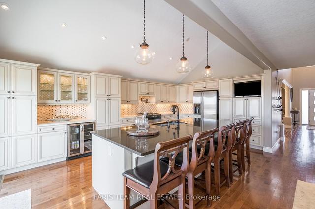14 Wildflower Crt, House detached with 2 bedrooms, 4 bathrooms and 4 parking in Barrie ON | Image 24