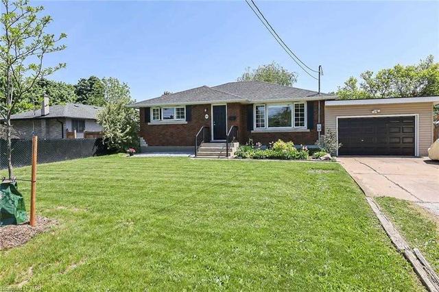 96 Royal Manor Dr, House detached with 3 bedrooms, 2 bathrooms and 8 parking in St. Catharines ON | Image 1