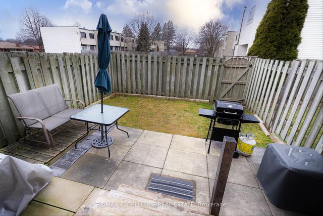 3 - 190 Grulke St, Townhouse with 3 bedrooms, 2 bathrooms and 2 parking in Kitchener ON | Image 3