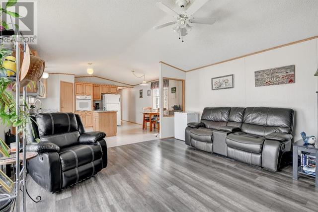 44, - 9824 104 Avenue, Home with 3 bedrooms, 2 bathrooms and 2 parking in Grande Prairie County No. 1 AB | Image 5