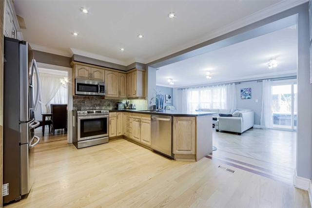 2 Donmac Dr, House detached with 6 bedrooms, 5 bathrooms and 5 parking in Toronto ON | Image 2