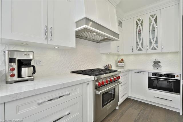 2269 Wuthering Heights Way, House detached with 2 bedrooms, 3 bathrooms and 4 parking in Oakville ON | Image 3