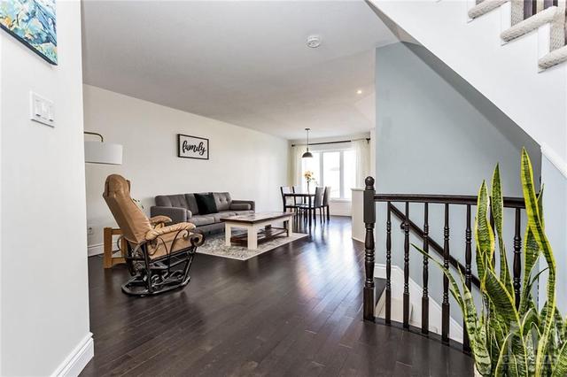 602 Louis Toscano Drive, Townhouse with 3 bedrooms, 3 bathrooms and 3 parking in Ottawa ON | Image 3