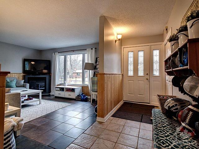 130 Woods Road, House detached with 4 bedrooms, 3 bathrooms and 4 parking in Ottawa ON | Image 2
