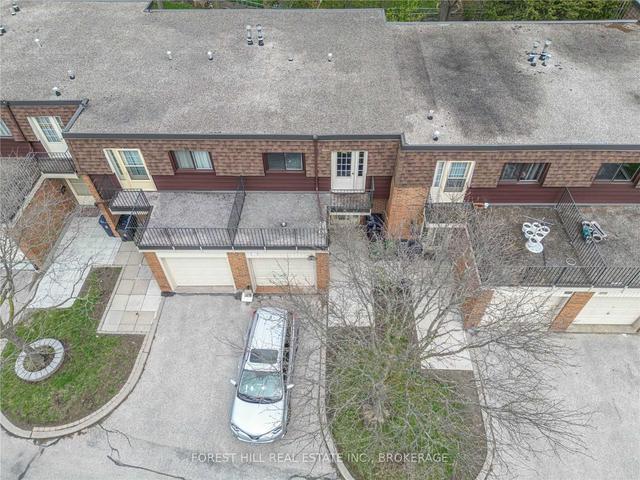 276 Sprucewood Crt, Townhouse with 4 bedrooms, 2 bathrooms and 2 parking in Toronto ON | Image 1