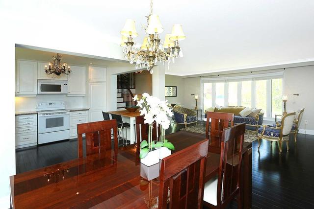 8 Knollview Cres, House detached with 3 bedrooms, 3 bathrooms and 8 parking in Toronto ON | Image 2