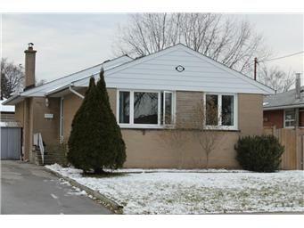 150 Wincott Dr, House detached with 3 bedrooms, 2 bathrooms and 4 parking in Toronto ON | Image 1