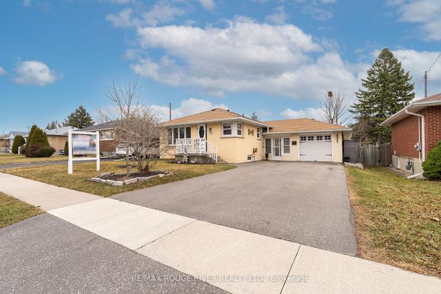 455 Gibbons St, House detached with 2 bedrooms, 2 bathrooms and 5 parking in Oshawa ON | Image 1