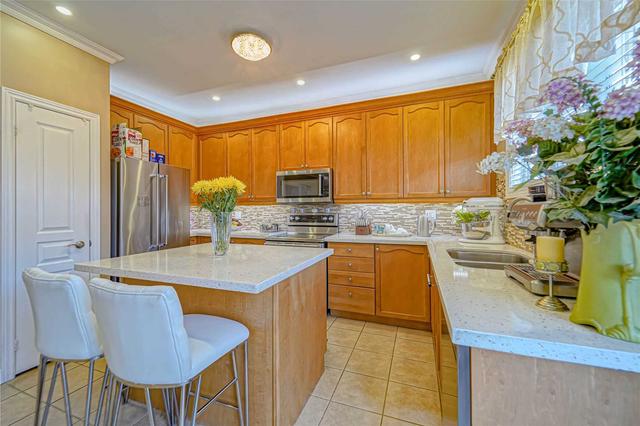 519 Thornhill Woods Dr, House detached with 4 bedrooms, 5 bathrooms and 5 parking in Vaughan ON | Image 4
