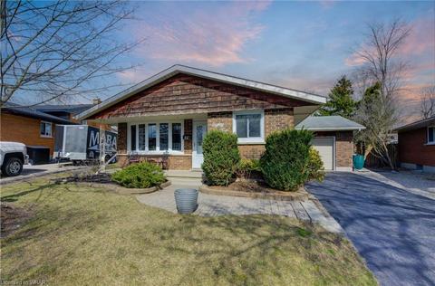 84 Briar Knoll Drive, House detached with 3 bedrooms, 1 bathrooms and 4 parking in Kitchener ON | Card Image