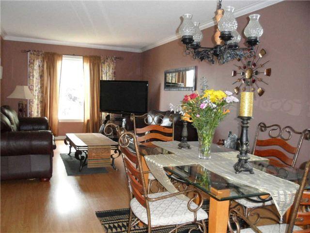 856 Beatrice St E, House detached with 2 bedrooms, 2 bathrooms and 2 parking in Oshawa ON | Image 3