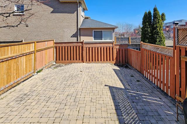 572 Lumberton Cres, House attached with 3 bedrooms, 4 bathrooms and 4 parking in Mississauga ON | Image 13
