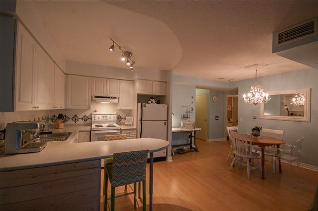 1001 - 238 Doris Ave, Condo with 1 bedrooms, 1 bathrooms and 1 parking in Toronto ON | Image 4