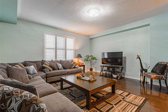 3 Soccavo Cres, Townhouse with 3 bedrooms, 4 bathrooms and 2 parking in Brampton ON | Image 6