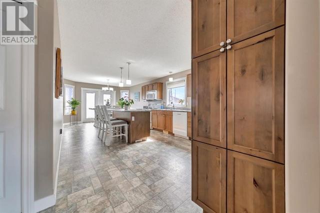 5106 54 Street, House detached with 6 bedrooms, 3 bathrooms and 4 parking in Vermilion River County AB | Image 6
