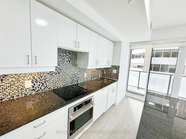 1107 - 426 University Ave, Condo with 1 bedrooms, 1 bathrooms and 0 parking in Toronto ON | Image 3