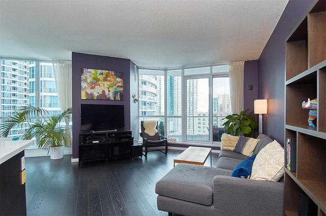 1002 - 218 Queens Quay W, Condo with 2 bedrooms, 2 bathrooms and 1 parking in Toronto ON | Image 2