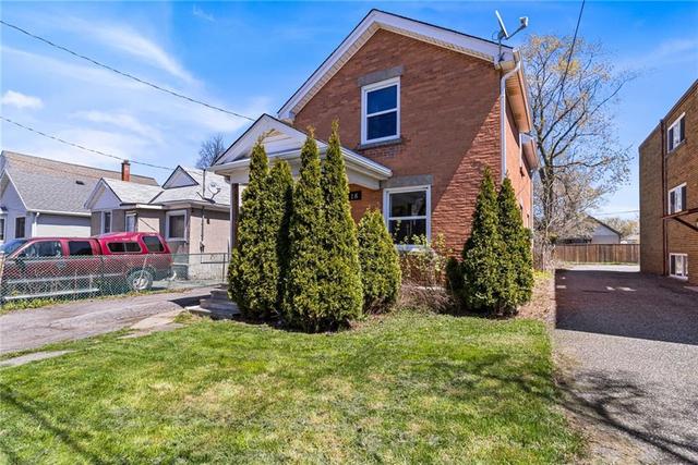 18 Prince Street, House detached with 3 bedrooms, 1 bathrooms and 2 parking in St. Catharines ON | Image 3