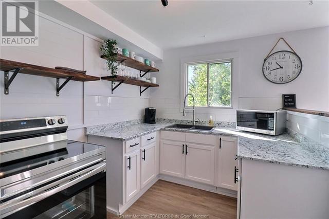 539 - 541 St Anne, House other with 6 bedrooms, 2 bathrooms and null parking in Bathurst NB | Image 2