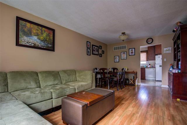 86 Morley Cres, Townhouse with 3 bedrooms, 2 bathrooms and 1 parking in Brampton ON | Image 6