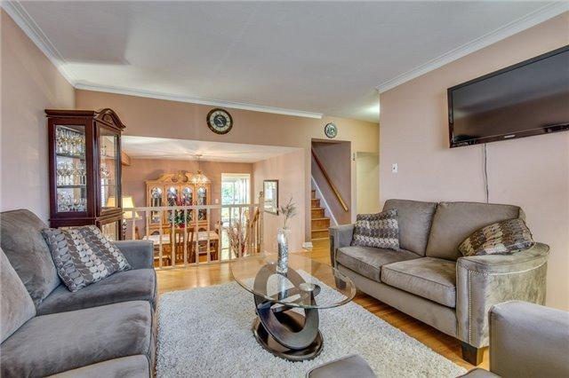 104 Willowridge Rd, House semidetached with 4 bedrooms, 2 bathrooms and 3 parking in Toronto ON | Image 4