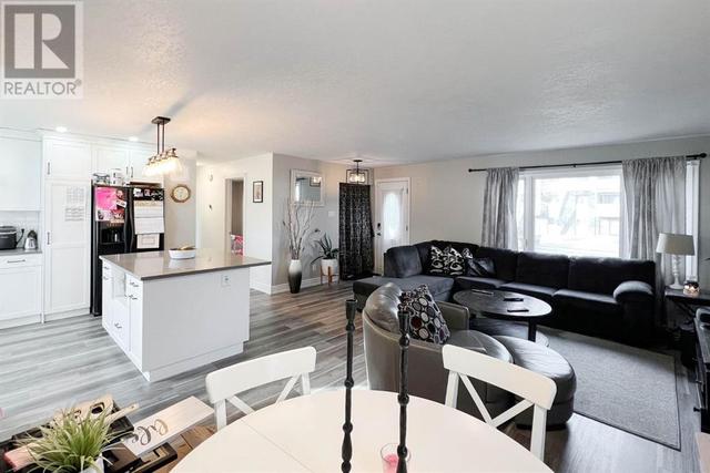 9909 Gordon Avenue, House detached with 4 bedrooms, 2 bathrooms and 5 parking in Wood Buffalo AB | Image 10