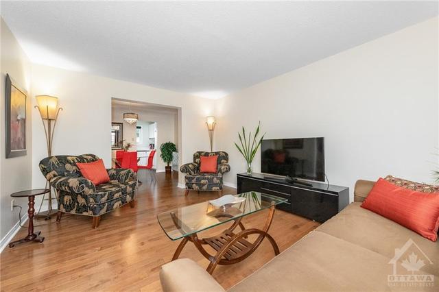 1521 Fisher Avenue, Townhouse with 3 bedrooms, 3 bathrooms and 1 parking in Ottawa ON | Image 5