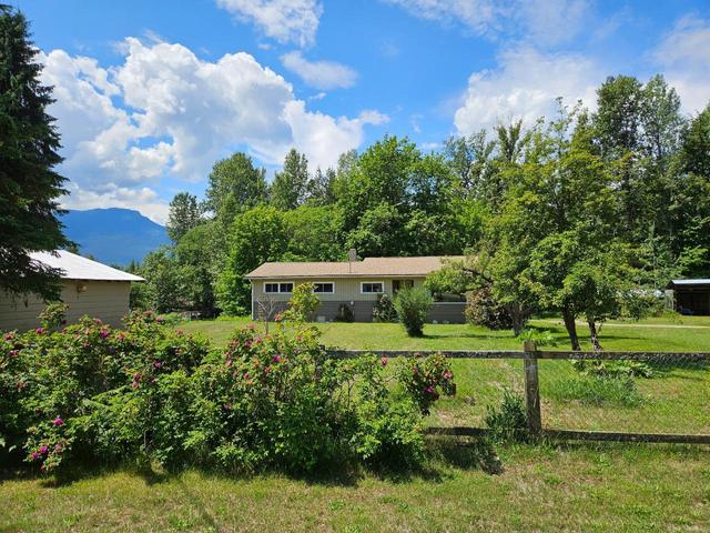 432 Alexander Road, House detached with 3 bedrooms, 1 bathrooms and 5 parking in Central Kootenay K BC | Image 2