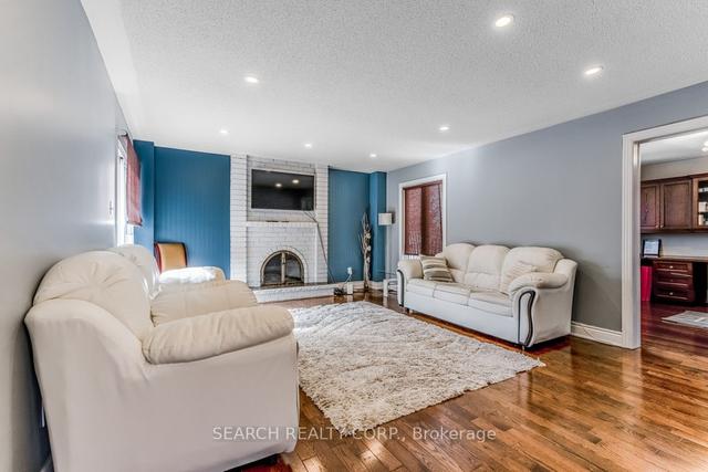 8 Ridelle Crt, House detached with 5 bedrooms, 3 bathrooms and 6 parking in Brampton ON | Image 4