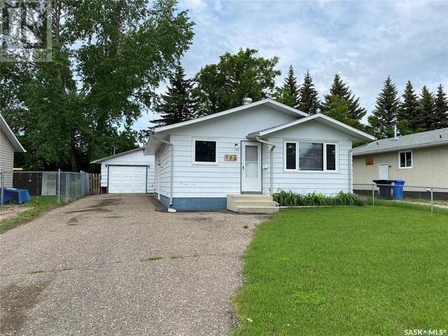 131 Mcintosh Drive, House detached with 4 bedrooms, 2 bathrooms and null parking in Prince Albert SK | Card Image