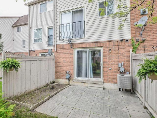 25 - 840 Scollard Crt, Townhouse with 3 bedrooms, 2 bathrooms and 2 parking in Mississauga ON | Image 19