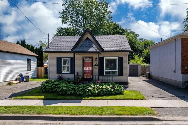 22 Woodland Avenue, House detached with 2 bedrooms, 1 bathrooms and 3 parking in St. Catharines ON | Image 1