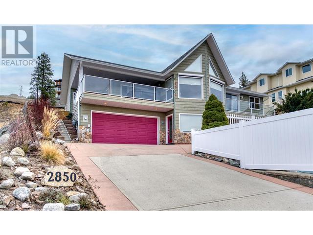 2850 Evergreen Drive, House detached with 3 bedrooms, 3 bathrooms and 2 parking in Penticton BC | Image 1