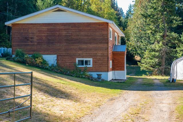1110 Highway 22, House detached with 3 bedrooms, 1 bathrooms and null parking in Kootenay Boundary B BC | Image 2