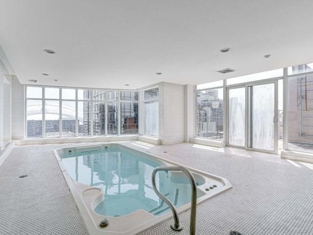 232 - 250 Wellington St W, Condo with 2 bedrooms, 1 bathrooms and 1 parking in Toronto ON | Image 11