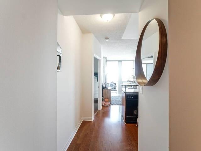 2510 - 220 Burnhamthorpe Rd, Condo with 1 bedrooms, 2 bathrooms and 2 parking in Mississauga ON | Image 3