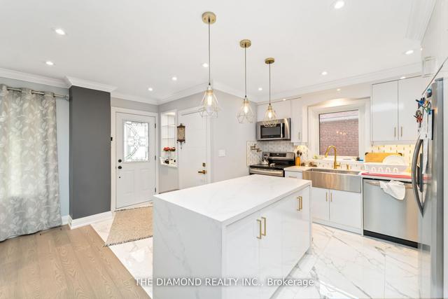 10 Compton Dr, House detached with 3 bedrooms, 4 bathrooms and 8 parking in Toronto ON | Image 3