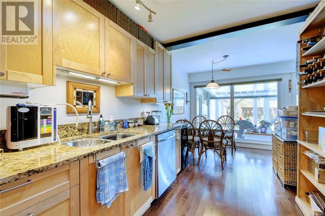 690 Baxter Ave, House detached with 4 bedrooms, 2 bathrooms and 3 parking in Saanich BC | Image 10