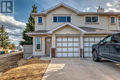 916 Harvest Hills Drive Ne, House attached with 2 bedrooms, 1 bathrooms and 2 parking in Calgary AB | Card Image
