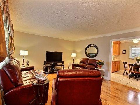 81 Royal Manor Dr, House detached with 3 bedrooms, 2 bathrooms and 8 parking in St. Catharines ON | Image 4