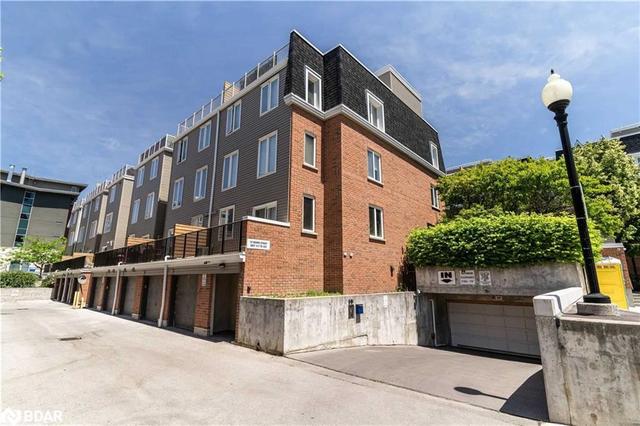 424 - 12 Douro Street, House attached with 3 bedrooms, 1 bathrooms and 1 parking in Toronto ON | Image 9