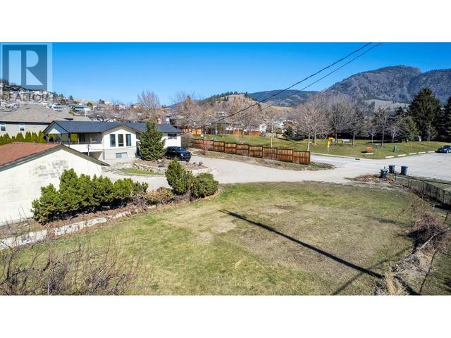 1584 Highway 33 E, House detached with 4 bedrooms, 2 bathrooms and 20 parking in Kelowna BC | Image 2