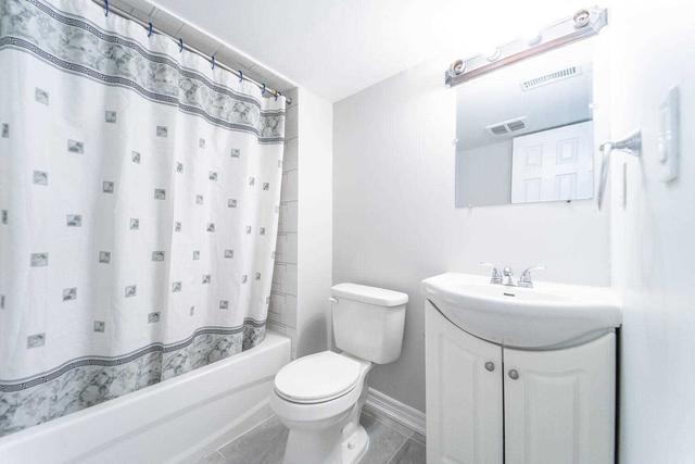 16 - 16 Foster Cres, Townhouse with 3 bedrooms, 3 bathrooms and 2 parking in Brampton ON | Image 13