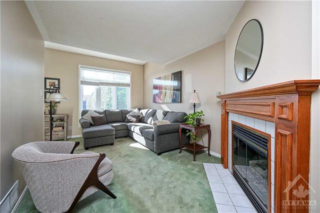 892 Paradise Crescent, Townhouse with 3 bedrooms, 2 bathrooms and 3 parking in Ottawa ON | Image 11